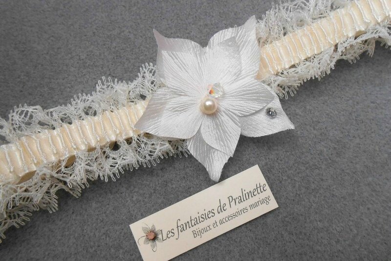 bijoux-mariage-jarretiere-mariee-dentelle-et-fleurs-en-soie-2