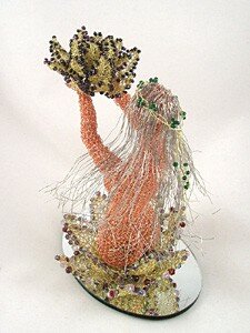 Naissance d'une nymphe d'eau — Sculpture en fil métallique, vue en plongée de ¾ arrière