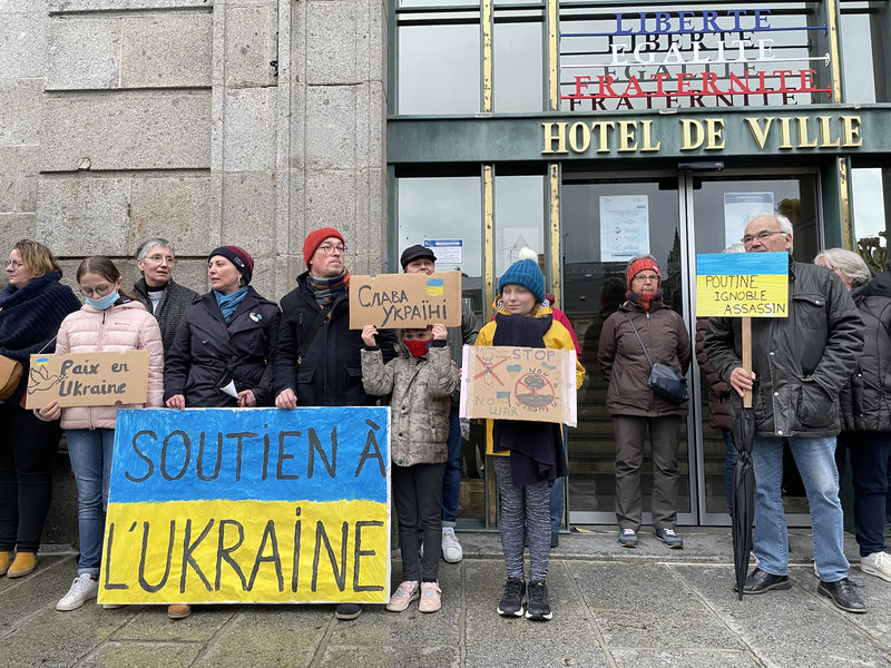 Ukraine_guerre_rassemblement_Avranches_2022_hôtel de ville_mars