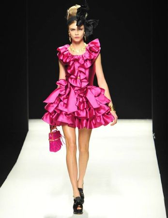 Defile-Moschino-automne-hiver-2012-2013_fashionshow-1