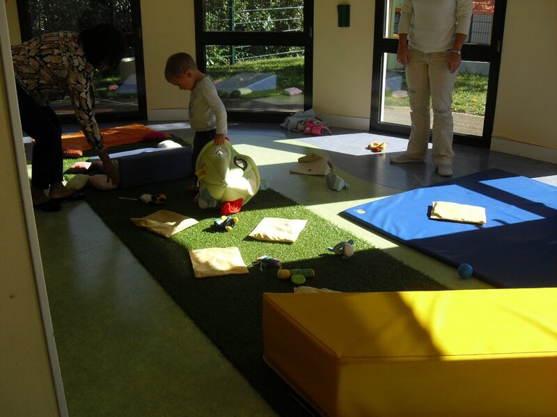 Nous avons exercer nos petits pieds sur différentes matières: doux, chaud, grattaant, moelleux,inconfortable.....table