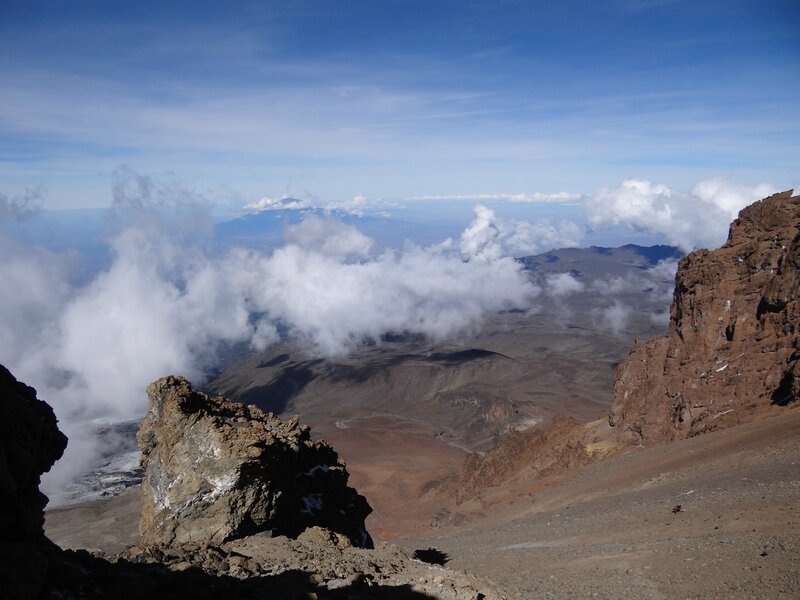 Vue sur les pentes du Kilimanjaro, les nuages et le Mont Meru