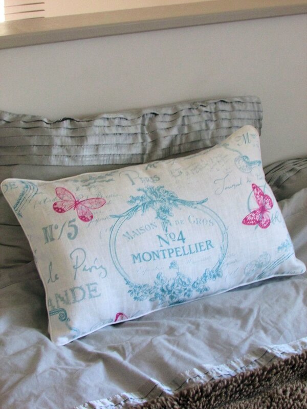 coussin-en-lin-imprime-ecriture