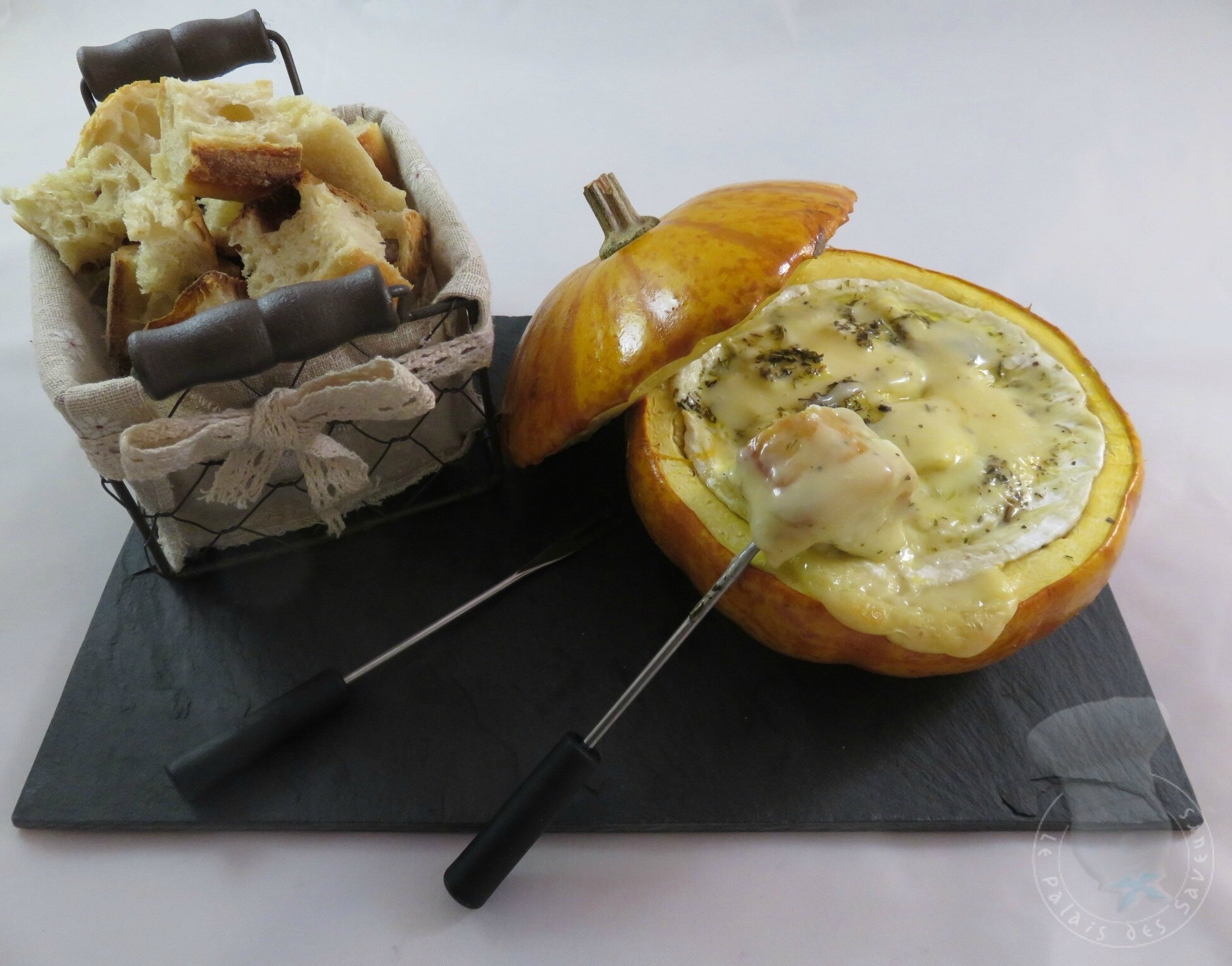 Fondue au Camembert en coque de courge