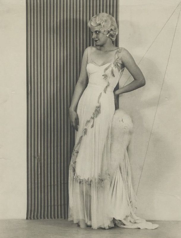 jean-1930-portrait_entier-02-1