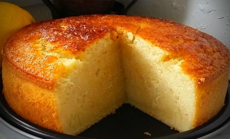 Gâteau-au-lait-et-à-la-semoule-ultra-moelleux-parfumé-à-la-vanille-et-au-citron