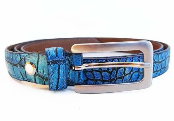 Ceinture cuir femme style croco bleu azur chic et colorée artisanale
A porter avec un jean ou tenue plus chic elle saura ajouter la touche en plus !
largeur : 20mm /fait main
Collection : Venise 