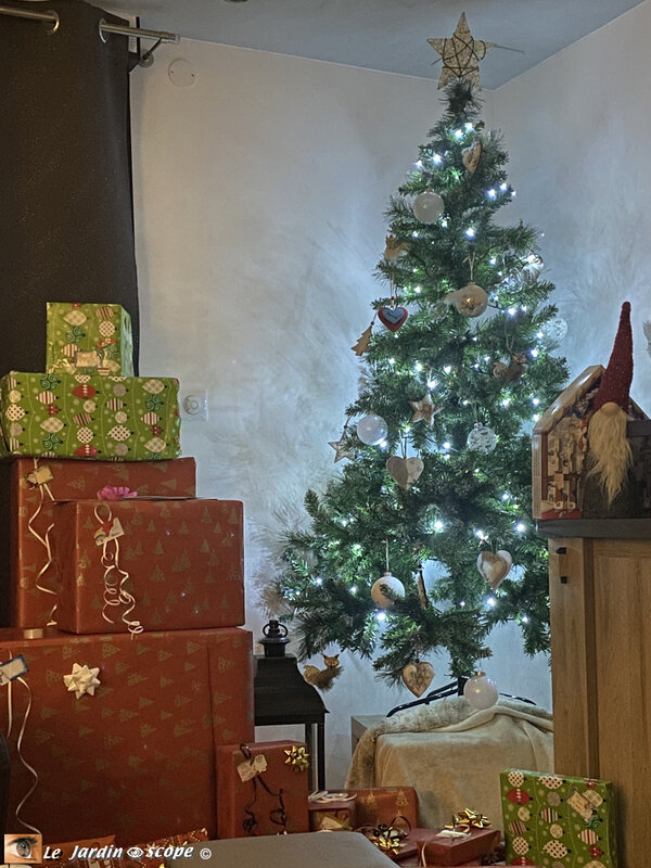 Sapin-de-Noël-et-cadeaux