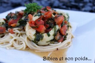 Spaghetti aux calamars, chou portugais et tomates fra+«ches tr+¿s gros plan 1