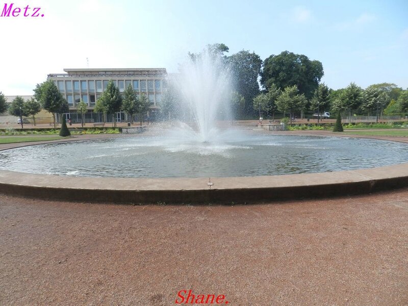 le 25 juillet 2013 fontaine sur l'esplanade à Metz (2)