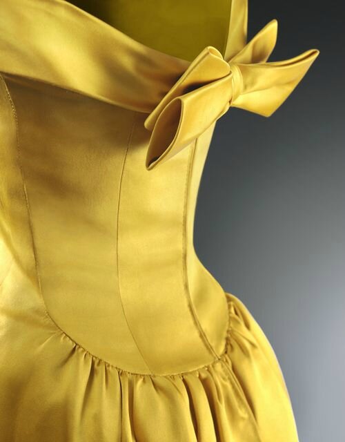 Cristóbal Balenciaga (1895-1972), Robe du soir de satin jaune, détail, 1962