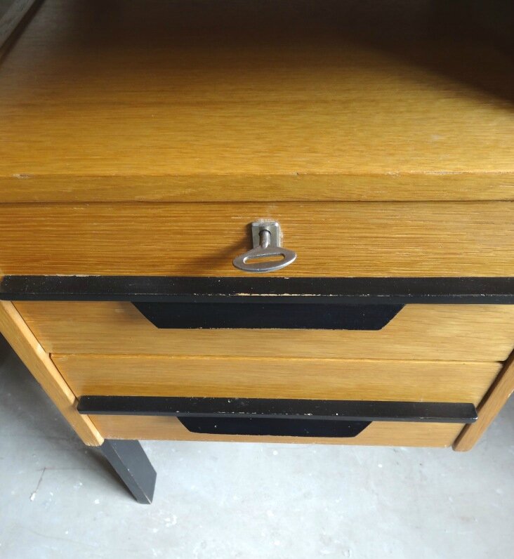 Bureau moderniste dessus tiroirs