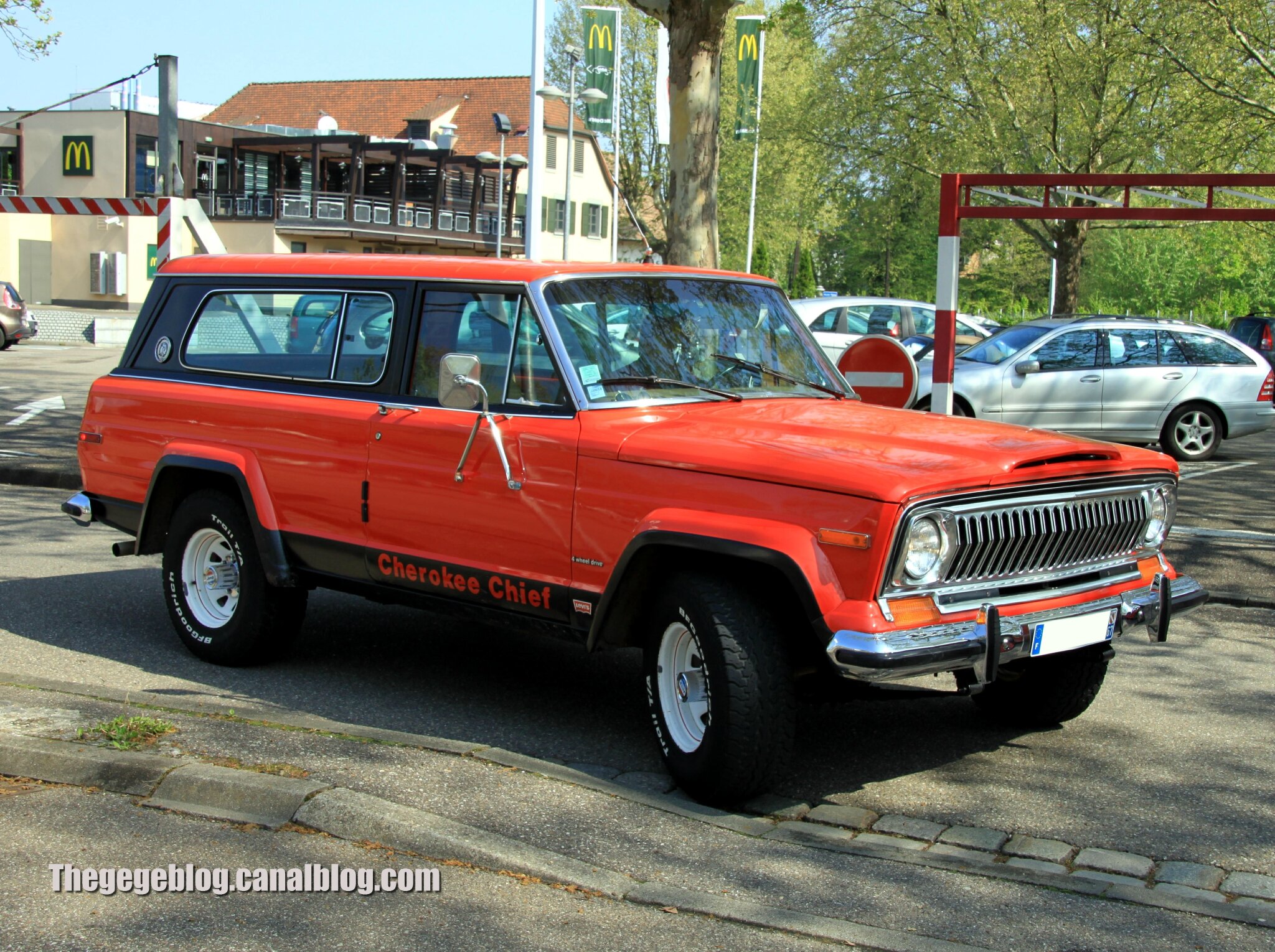 Jeep cherokee chief de 1977 (Retrorencard mai 2013) 01