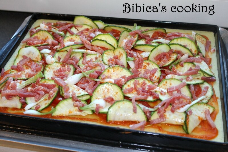 Comme une pizza à la semoule de blé, légumes et bacon préparation 2