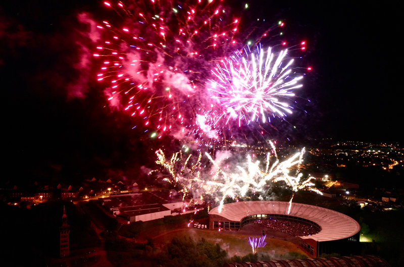 FEU ARTIFICE 2023 rouge et blanc drone