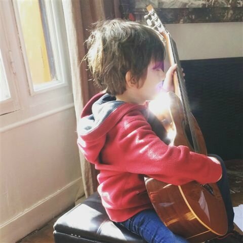 Premier cours de guitare ©Kid Friendly