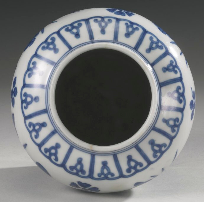 A blue and white 'Fish' jar, Jiajing mark and period (1522-1566)3