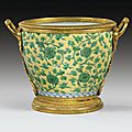 Cache-pot en porcelaine de Chine famille verte d'<b>époque</b> Kangxi (1662-1722) et monture en bronze doré d'<b>époque</b> <b>Régence</b>, vers 1720
