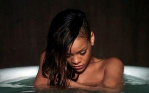 Rihanna+sings+Stay+in+the+tub+2ekz2ht9ZHEl