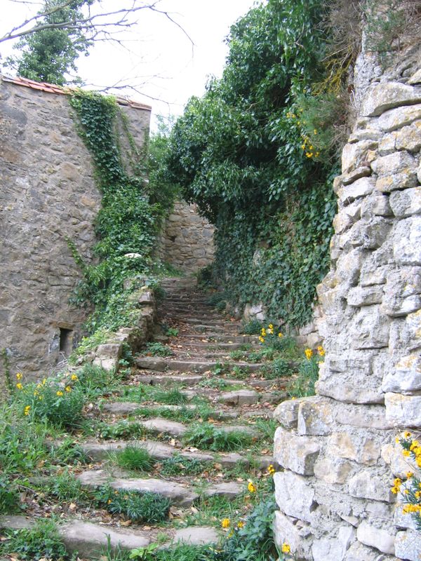 Rennes le chateau : Petit escalier en pierre, dans le village
