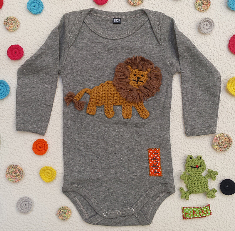 body bébé personnalisé lion brodé et crocheté en coton gris à manches longues rikiki kids