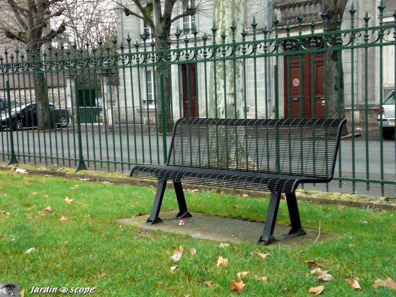 Banc en metal devant la gare de Vendôme