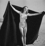1945_beach_sitting_bikini_yellow_035_1
