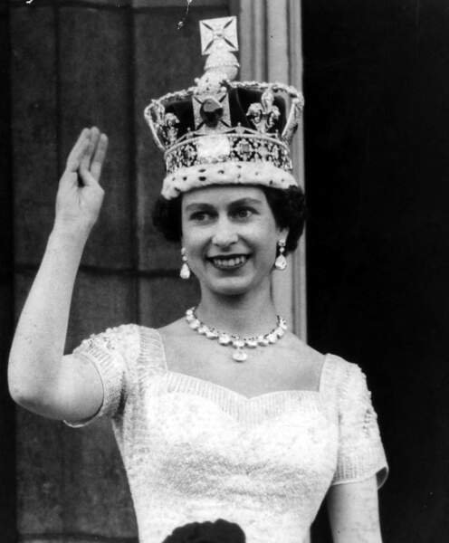 la-reine-elizabeth-ii-d-angleterre-saluant-la-foule-au-balcon-de-buckingham-palace-le-2-juin-1953-jour-de-son-couronnement