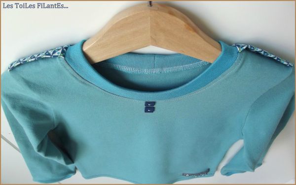 Tee-shirt vert lagon et salopette bleu3