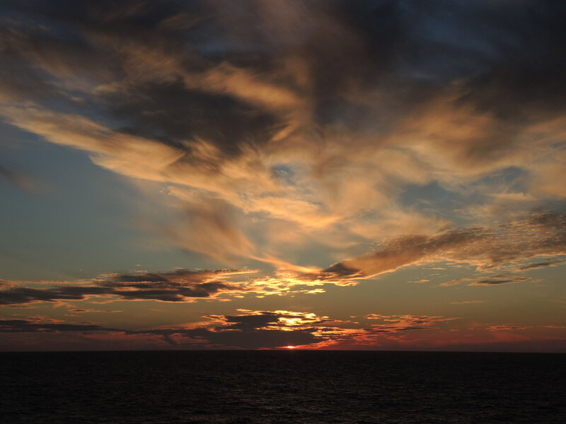 Sur le ferry coucher de soleil sur mer Baltique (Lituanie)