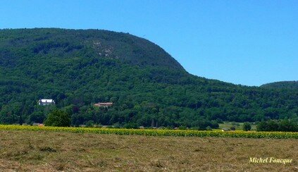 1750) château et montagne de Peyrieu