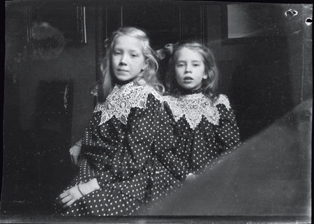 07_breitner_portrait_of_emma_and_be_hermsen_photo