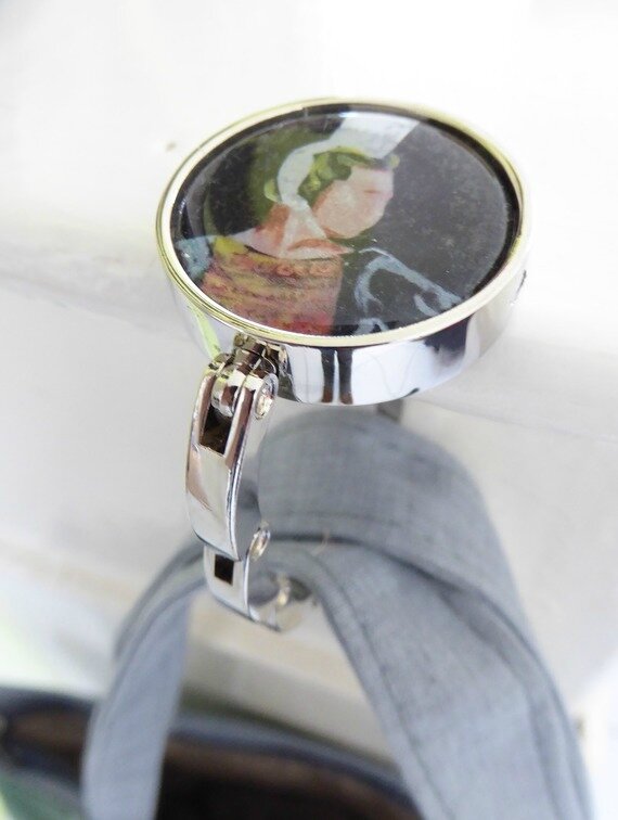 autres-bijoux-accroche-sac-a-cabochon-bigouden-14245523-p1010104-2-97e17e1f-27dc8_570x0