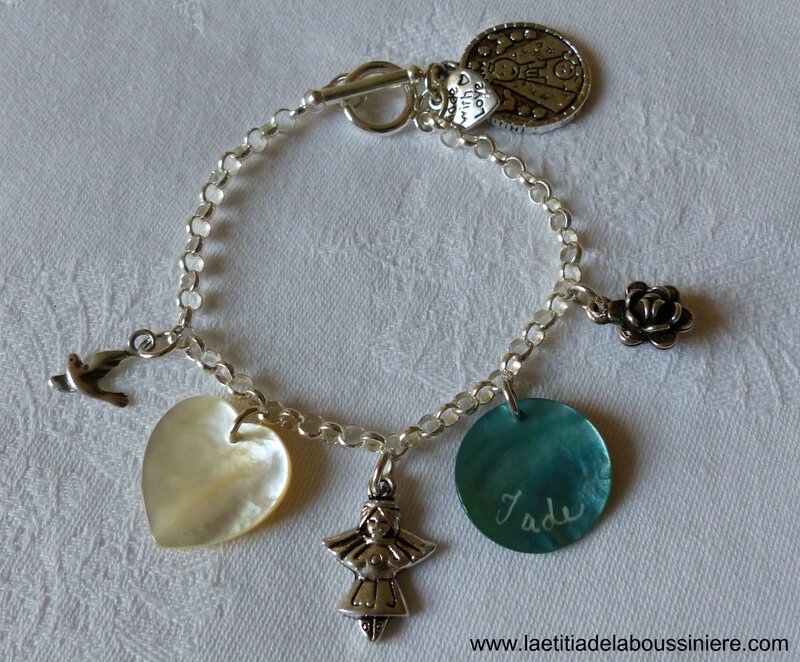 Bracelet sur chaîne argent massif, colombe en argent, coeur en nacre, médaille en nacre gravée et breloques en métal