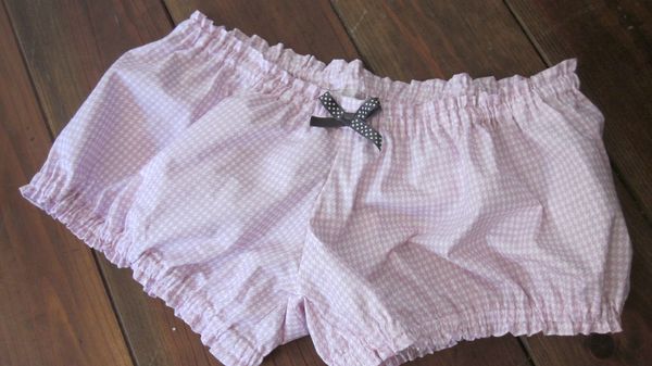 Culotte en coton pied de poule rose et blanc avec noeud gris à pois blancs (1)