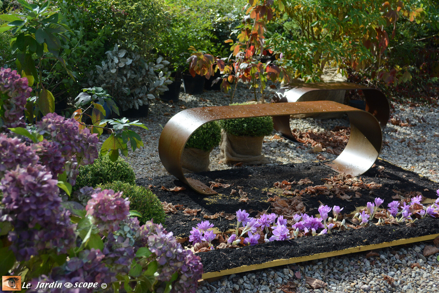 Banc moderne en feuille d'acier