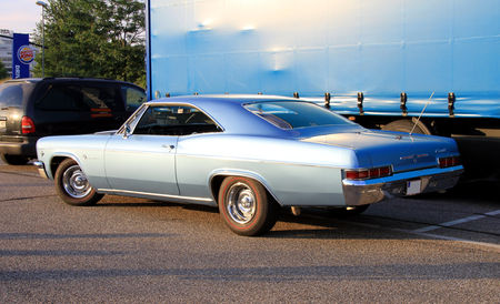 Chevrolet_impala_hardtop_coupe_de_1966__Rencard_du_Burger_King_juillet_2010__02