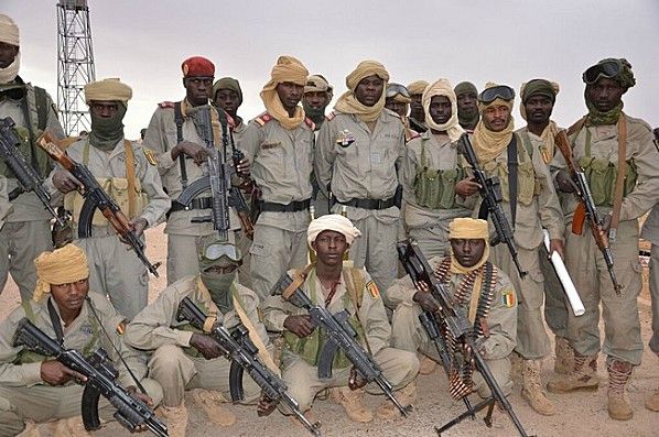 Soldats-tchadiens-avec-leur-Commandant-Abdelaziz-au-milieu-
