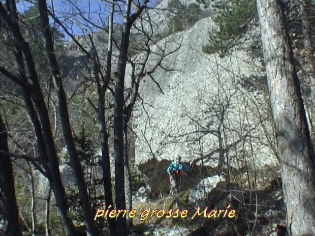 au pied de la pierre