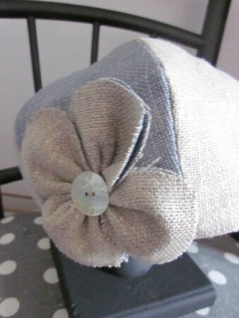 Chapeau bicolore en lin beige et bleu avec fleur de lin beige (2)
