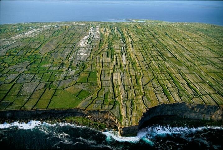 YANN-ARTHUS-Falaises-d-Inishmore-iles-d-Aran-comte-de-Galway-Irlande