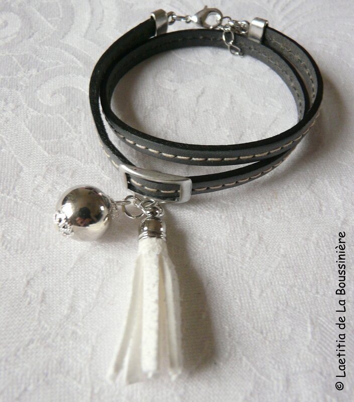 Bracelet Pompon gris (pompon blanc)