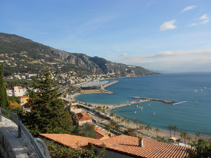 Menton, vue vers l'Italie. Vintimille est à 10km, raccourci vers Tende. Cl. RDS
