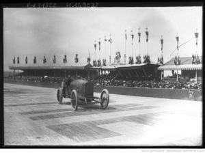 Boillot_sur_Peugeot__devant_les_tribunes_____photographie_de_presse_____Agence_Rol__3