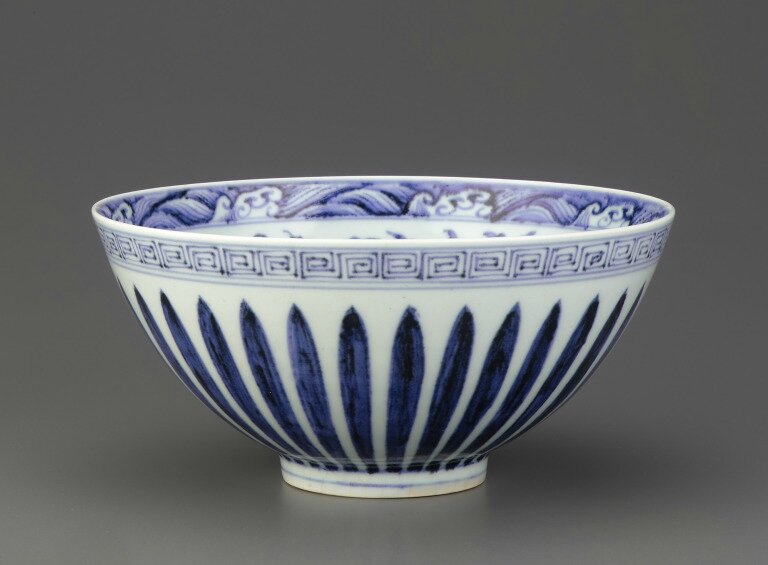 Blue-and-White porcelain bowl with lotus petals on exterior, early 15th century, Ming dynasty (1368 – 1644)