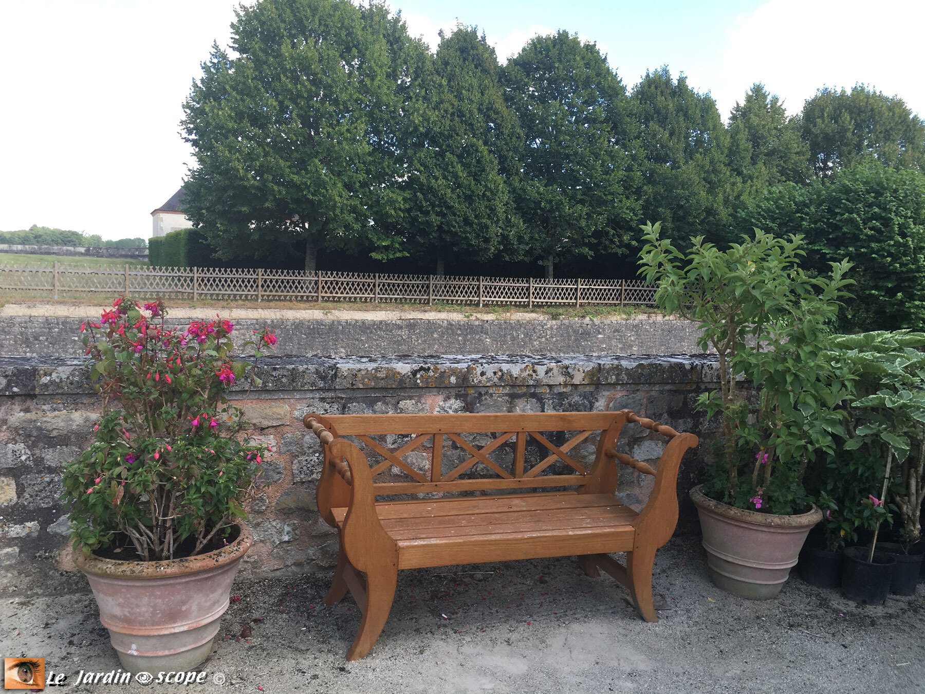 Banc en bois avec accoudoirs-lyre à Chamerolles (45)
