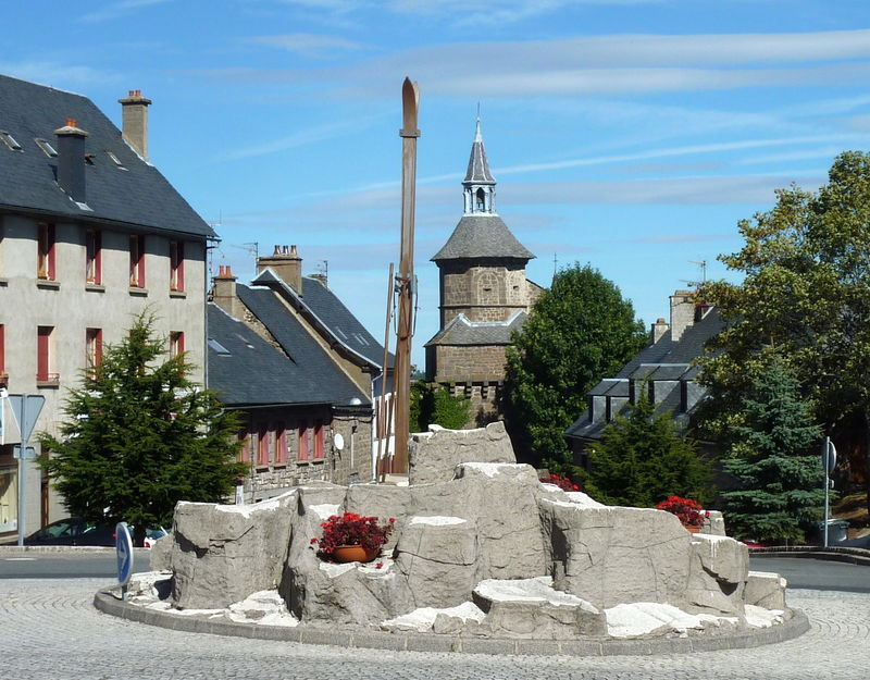 beffroi de Besse et rond-point à skis