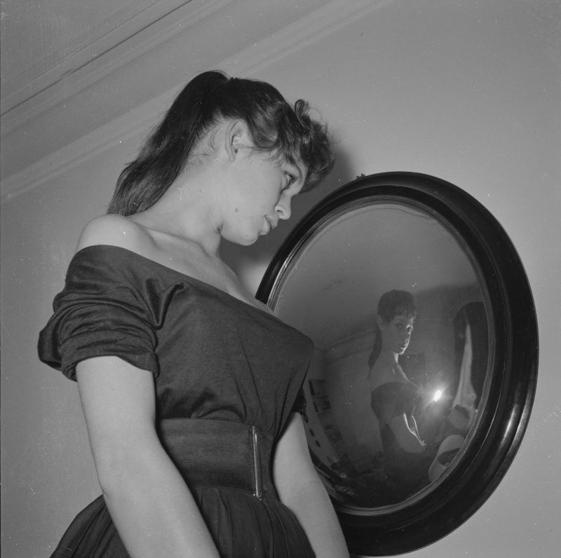 1955-chez_bb-par_gaston-robe_noire-070-1