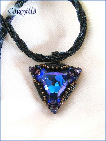 Triangle_pendant_Toika