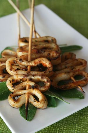 Brochettes de calamars à la sauge et piment